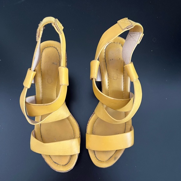 Aldo yellow wedges, size US 5 - Picture 2 of 4